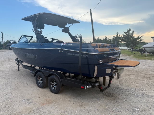 2025 Malibu 23 LSV Icon